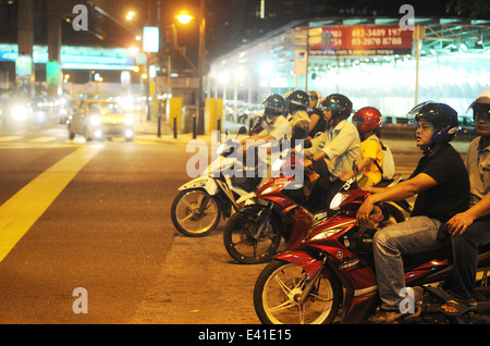 Motorradfahrer auf der Straße in Kuala Lumpur. Stockfoto