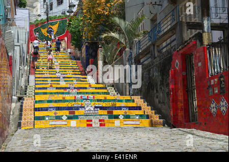 RIO DE JANEIRO, Brasilien - 13. Februar 2014: Touristen besuchen die bunte Mosaik-Fliesen Selaron Schritte in Lapa. Stockfoto