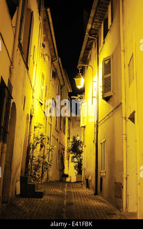 Blick auf eine alte Straße der Stadt von Cannes in der Nacht. Frankreich Stockfoto