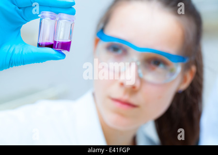 Mädchen-Laborant prüft Proben in einem medizinischen Labor Stockfoto