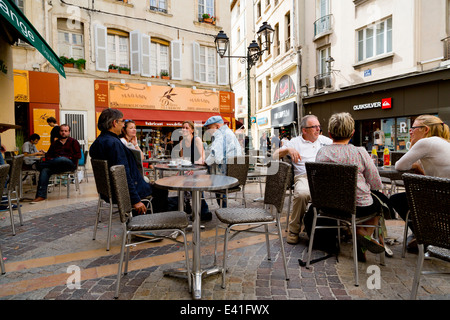 Bistro in der alten Stadt von Avignon, Provence, Frankreich Stockfoto