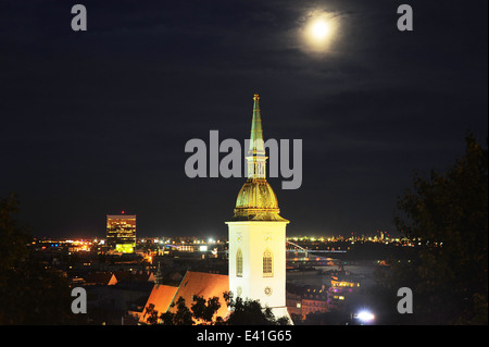 Skyline von Bratislava & St. Martins Dom bei Nacht, Slowakei Stockfoto