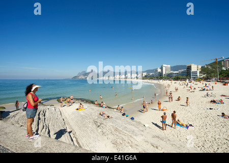 RIO DE JANEIRO, Brasilien - 3. Februar 2014: Bewohner von Rio entspannen Sie sich in der Nähe von der Nachbarschaft von Arpoador am Strand von Ipanema Stockfoto