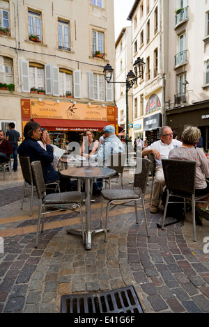 Bistro in der alten Stadt von Avignon, Provence, Frankreich Stockfoto