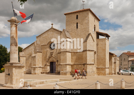 Französische Kirche in Coulon mit Tricolor draußen fliegen. Stockfoto