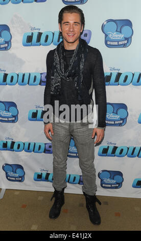 STARS von DISNEY CHANNEL ORIGINAL MOVIE CLOUD 9 und ausführender Produzent ASHLEY TISDALE Mitwirkende: Luke Benward Where: Burbank, Kalifornien, Vereinigte Staaten, wann: 18. Dezember 2013 Stockfoto