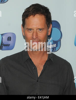 STARS von DISNEY CHANNEL ORIGINAL MOVIE CLOUD 9 und ausführender Produzent ASHLEY TISDALE Mitwirkende: Jeffrey Nordling Where: Burbank, Kalifornien, Vereinigte Staaten, wann: 18. Dezember 2013 Stockfoto