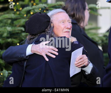 Kopfschüsse von Leslie Philips auf seiner dritten Hochzeitstag zu Zara Carr hautnah.  Mitwirkende: Leslie Phillips wo: London, Vereinigtes Königreich bei: 20. Dezember 2013 Stockfoto