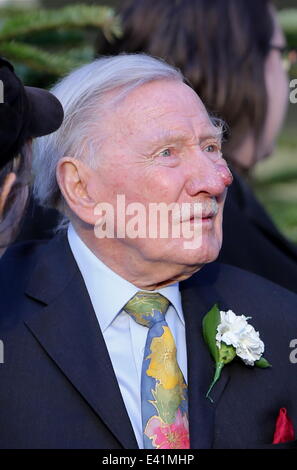 Kopfschüsse von Leslie Philips auf seiner dritten Hochzeitstag zu Zara Carr hautnah.  Mitwirkende: Leslie Phillips wo: London, Vereinigtes Königreich bei: 20. Dezember 2013 Stockfoto