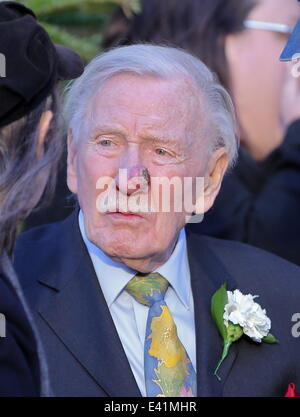 Kopfschüsse von Leslie Philips auf seiner dritten Hochzeitstag zu Zara Carr hautnah.  Mitwirkende: Leslie Phillips wo: London, Vereinigtes Königreich bei: 20. Dezember 2013 Stockfoto