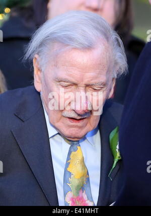 Kopfschüsse von Leslie Philips auf seiner dritten Hochzeitstag zu Zara Carr hautnah.  Mitwirkende: Leslie Phillips wo: London, Vereinigtes Königreich bei: 20. Dezember 2013 Stockfoto