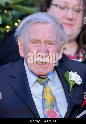 Kopfschüsse von Leslie Philips auf seiner dritten Hochzeitstag zu Zara Carr hautnah.  Mitwirkende: Leslie Phillips wo: London, Vereinigtes Königreich bei: 20. Dezember 2013 Stockfoto