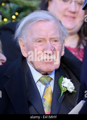 Kopfschüsse von Leslie Philips auf seiner dritten Hochzeitstag zu Zara Carr hautnah.  Mitwirkende: Leslie Phillips wo: London, Vereinigtes Königreich bei: 20. Dezember 2013 Stockfoto