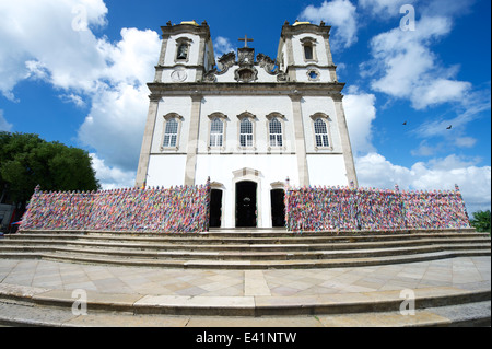 Schritte bis zum bunte Wand der Wunsch Bänder am Eingang zur Igreja Nosso Senhor Bonfim da Bahia Kirche in Salvador Stockfoto