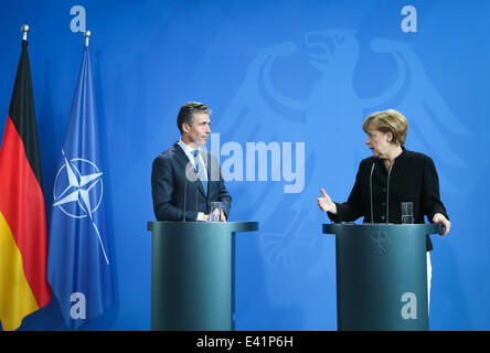 Berlin, Deutschland. 2. Juli 2014. German chancellor Angela Merkel (R) und NATO-Generalsekretär Anders Fogh Rasmussen an eine Pressekonferenz nach dem Treffen im Kanzleramt in Berlin, Deutschland, 2. Juli 2014 teilnehmen. Bildnachweis: Zhang Fan/Xinhua/Alamy Live-Nachrichten Stockfoto