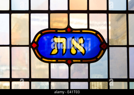 Buntglas-Fenster in der jüdischen Synagoge in Enschede, Niederlande Stockfoto