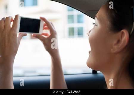 Nahaufnahme von junge Frau aus dem Taxi Fenster fotografieren Stockfoto