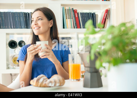 Junge Frau beim Frühstück Stockfoto
