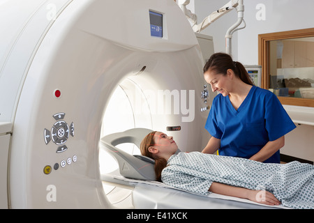 MTRA beruhigend Mädchen ins CT-scanner Stockfoto