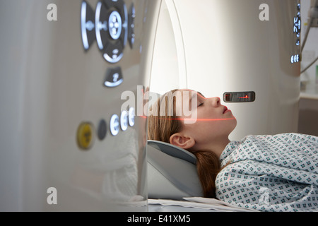 Mädchen gehen in CT-scanner Stockfoto