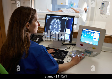 Radiologe Blick auf Gehirn-Scan Bild am Computer-Bildschirm Stockfoto