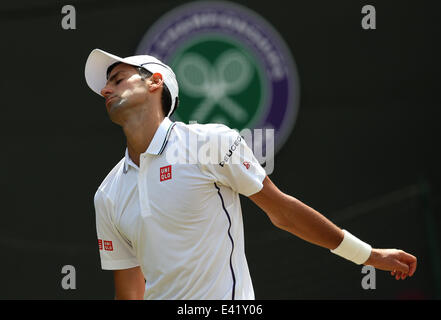 London, London, UK. 2. Juli 2014. Serbiens Novak Djokovic reagiert während der Herren Einzel Viertelfinale gegen Marin Cilic Kroatien bei der 2014 Wimbledon Championships in Wimbledon, Südwesten von London, am 2. Juli 2014. Bildnachweis: Meng Yongmin/Xinhua/Alamy Live-Nachrichten Stockfoto