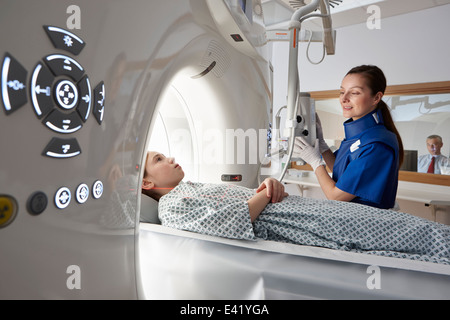 Mädchen gehen in CT-scanner Stockfoto