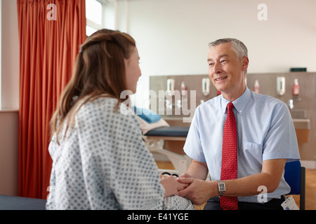 Arzt halten die Hände des Patienten Stockfoto