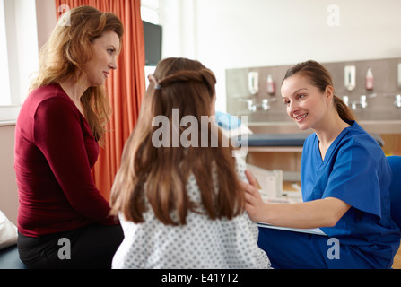 Krankenschwester im Gespräch mit Patienten und Mutter Stockfoto