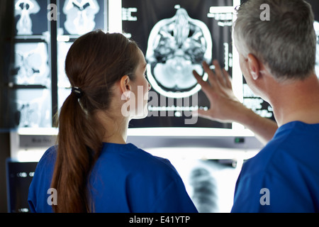 Radiologen, die Gehirn-Scans zu betrachten Stockfoto