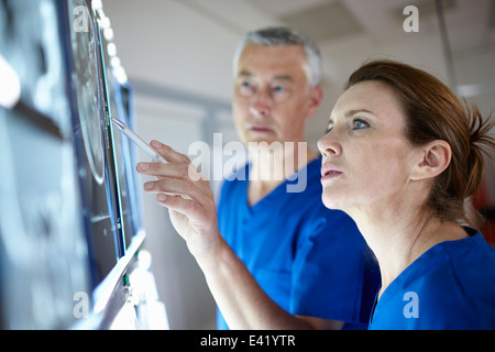 Radiologen, die Gehirn-Scans zu betrachten Stockfoto