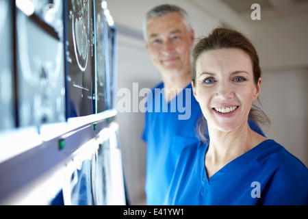 Porträt von Radiologen mit Gehirn-scans Stockfoto