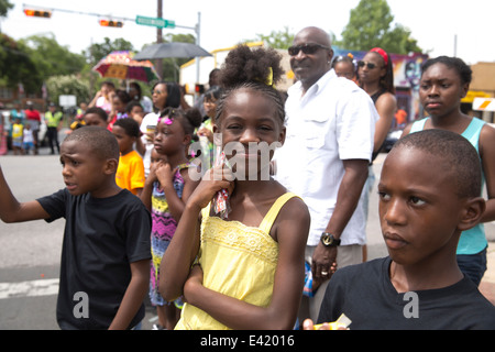 Juneteenth-Parade in Austin, Texas umfasst Massen Tänzer Politiker und Polizei Stockfoto