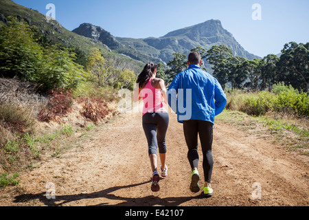 Junges Paar Joggen im Wald Stockfoto