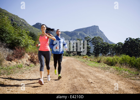 Junges Paar Joggen im Wald Stockfoto