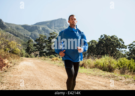 Junger Mann Joggen im Wald Stockfoto