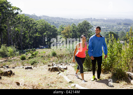 Junge Jogger im Wald wandern Stockfoto