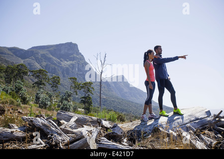 Junge Jogger, die Aussicht vom Hügel Stockfoto