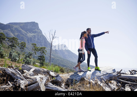 Junge Jogger, die Aussicht vom Hügel Stockfoto