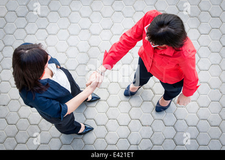 Geschäftsfrauen die Hände schütteln Stockfoto