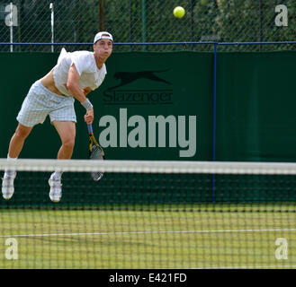 Manchester, UK. 2. Juli 2014. Joe Salisbury dient in seiner zweiten Runde gewinnen sechste Samen Neil Pauffley 7: 6, 6: 2 bei den Aegon GB Pro Tennis-Turnier in der nördlichen Club, Didsbury, Manchester. Bildnachweis: John Fryer/Alamy Live-Nachrichten Stockfoto