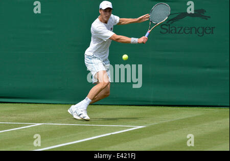 Manchester, UK. 2. Juli 2014. Joe Salisbury spielt eine Rückhand Rückkehr bei seinem zweiten Runde Sieg über sechste Samen Neil Pauffley 7: 6, 6: 2 bei den Aegon GB Pro Tennis-Turnier an der nördlichen Club, Didsbury, Manchester. Bildnachweis: John Fryer/Alamy Live-Nachrichten Stockfoto