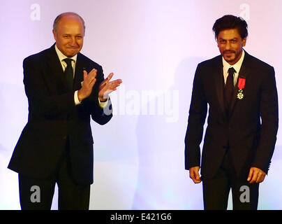 Mumbai, Indien. 2. Juli 2014. Indische Bollywood-Schauspieler Shahrukh Khan (R) reagiert nach der Auszeichnung mit dem Titel Chevalier De La Légion d ' Honneur vom französischen Außenminister Laurent Fabius (L) in Mumbai, Indien, am 1. Juli 2014. Bildnachweis: Xinhua/Alamy Live-Nachrichten Stockfoto