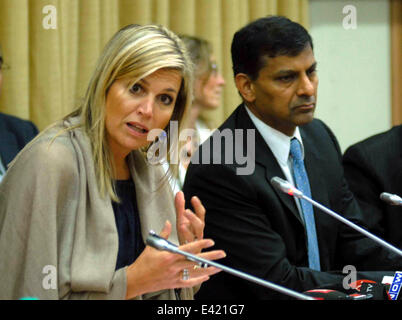 Mumbai, Indien. 2. Juli 2014. Königin Maxima (L) der Niederlande befasst sich mit die Medien, begleitet von der Reserve Bank of India (RBI) Gouverneur Raghuram Rajan, während einer Pressekonferenz am RBI Hauptsitz in Mumbai, Indien, 2. Juli 2014. Königin Maxima besuchte die Reserve Bank of India in ihrer Eigenschaft als besondere befürworten des Generalsekretärs der Vereinten Nationen für Inclusive Entwicklungsfinanzierung. Bildnachweis: Stringer/Xinhua/Alamy Live-Nachrichten Stockfoto