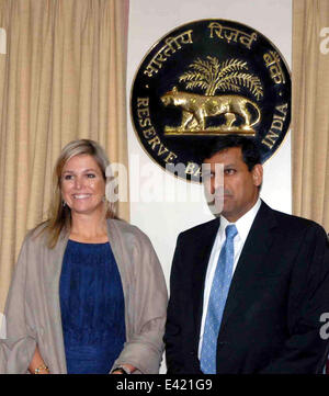 Mumbai, Indien. 2. Juli 2014. Königin Maxima (L) von den Niederlanden und die Reserve Bank of India (RBI) Gouverneur Raghuram Rajan an eine Pressekonferenz am RBI Hauptsitz in Mumbai, Indien, 2. Juli 2014 teilnehmen. Königin Maxima besuchte die Reserve Bank of India in ihrer Eigenschaft als besondere befürworten des Generalsekretärs der Vereinten Nationen für Inclusive Entwicklungsfinanzierung. Bildnachweis: Stringer/Xinhua/Alamy Live-Nachrichten Stockfoto