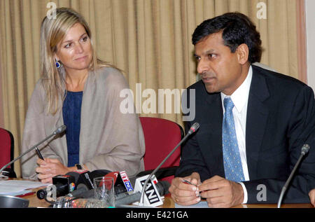 Mumbai, Indien. 2. Juli 2014. Reserve Bank of India (RBI) Gouverneur Raghuram Rajan (R) befasst sich mit die Medien, begleitet von Königin Maxima der Niederlande, während einer Pressekonferenz am RBI Hauptsitz in Mumbai, Indien, 2. Juli 2014. Königin Maxima besuchte die Reserve Bank of India in ihrer Eigenschaft als besondere befürworten des Generalsekretärs der Vereinten Nationen für Inclusive Entwicklungsfinanzierung. Bildnachweis: Stringer/Xinhua/Alamy Live-Nachrichten Stockfoto