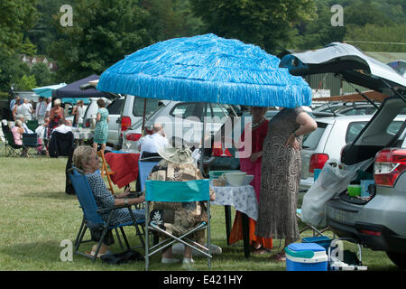 Henley on Thames, Berkshire, UK. 2. Juli 2014. Zuschauer-Picknick im Erbe Autos am ersten Tag der Henley Royal Regatta feiert sein 175-jähriges Jubiläum Stockfoto