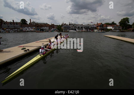 Henley on Thames, Berkshire, UK. 2. Juli 2014. Konkurrent auf dem Wasser vorbereiten, am ersten Tag der Henley Royal Regatta feiert sein 175-jähriges Jubiläum zu konkurrieren Stockfoto