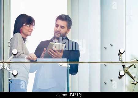 Geschäftsmann und Frau mit digital-Tablette am Balkon Stockfoto