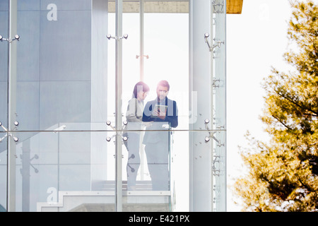 Geschäftsmann und Frau mit digital-Tablette am Balkon Stockfoto